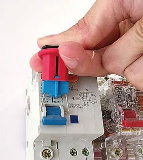AUTO-LOC - Bloqueador de posicion para interruptor automatico